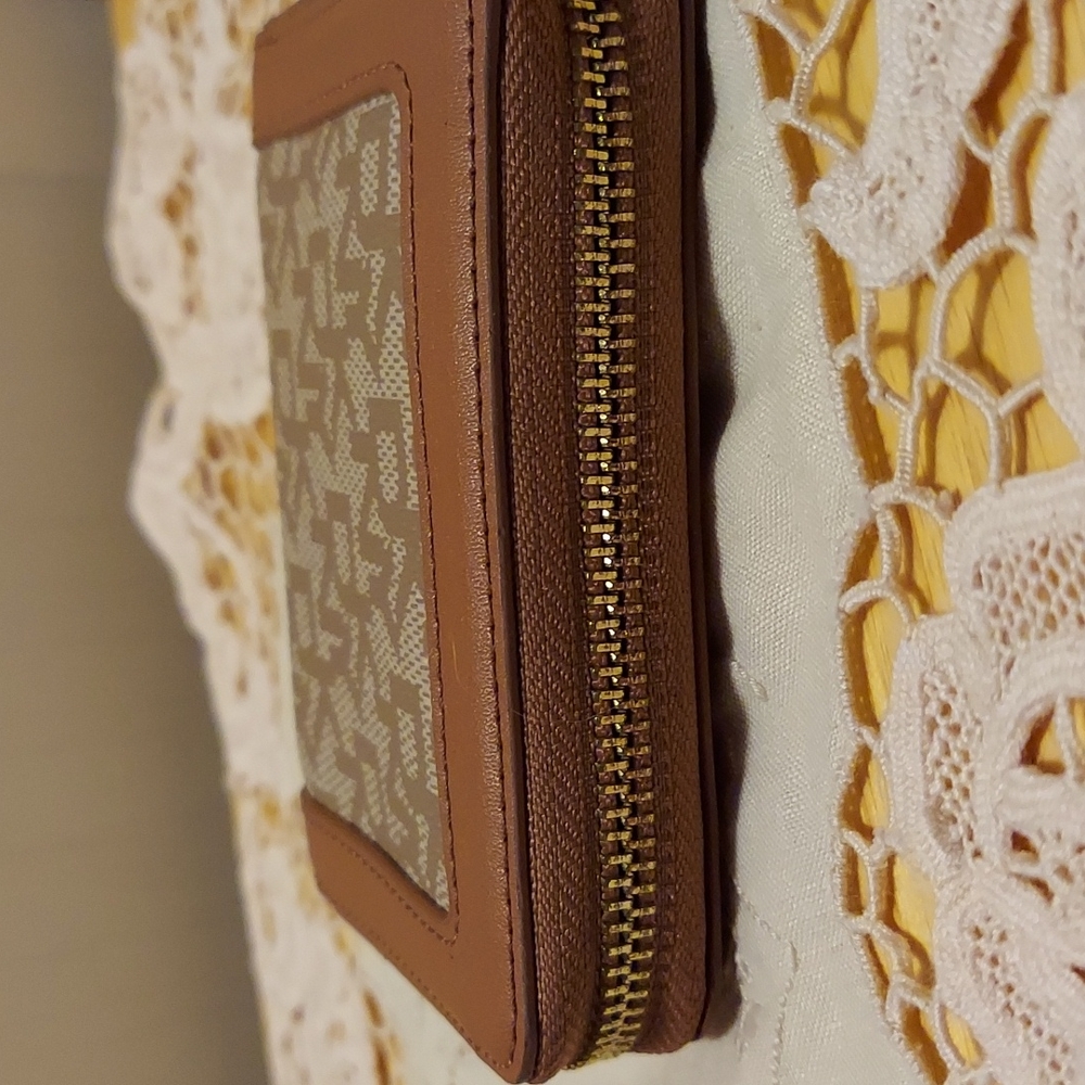 DKNY Signature Wallet - Picture 9 of 9